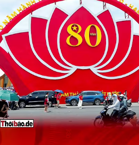 YÊU NƯỚC KIỂU KEO DÁN: ROBOT TÀU, LOGO VIỆT